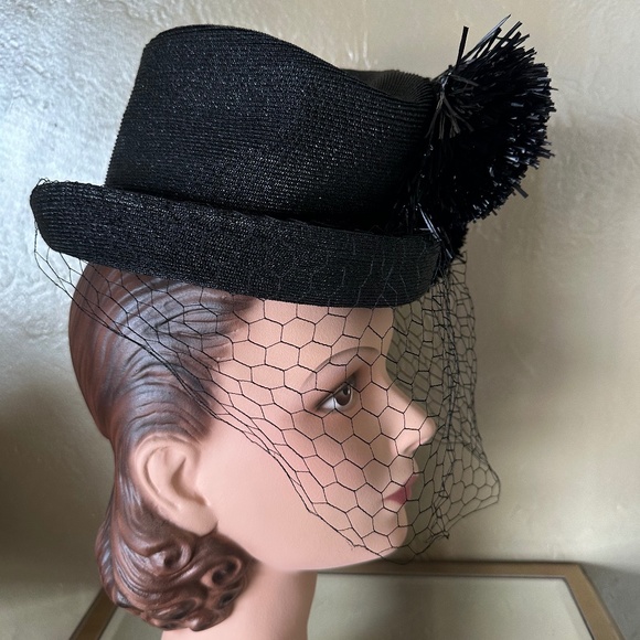 BREATHTAKING 1940s\' BLACK STRAW TOP HAT WITH 2 FEATHER PUFFS + FULL VEIL main image 9